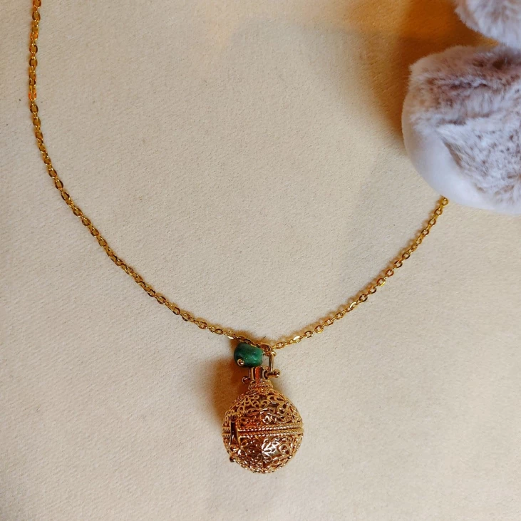 Bola de grossesse doré à motif fleurs et pierre de jade africain