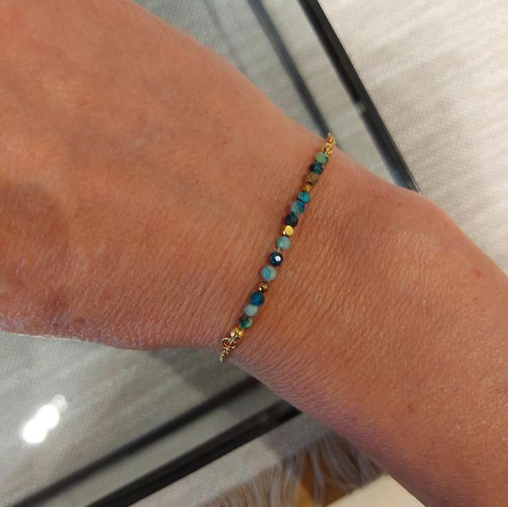 Bracelet en chaîne dorée et perles en Turquoise naturelle