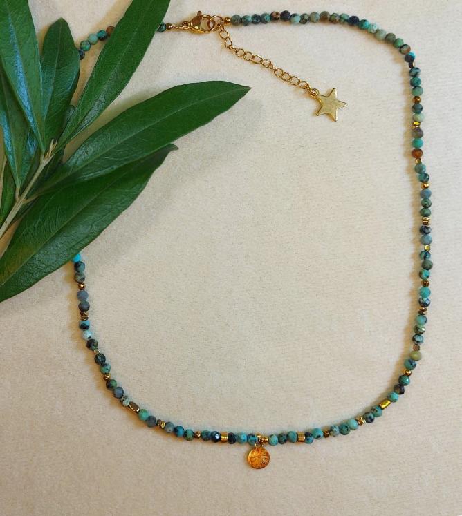 Collier PERRY tout en perles de Turquoise africaine et pendentif soleil