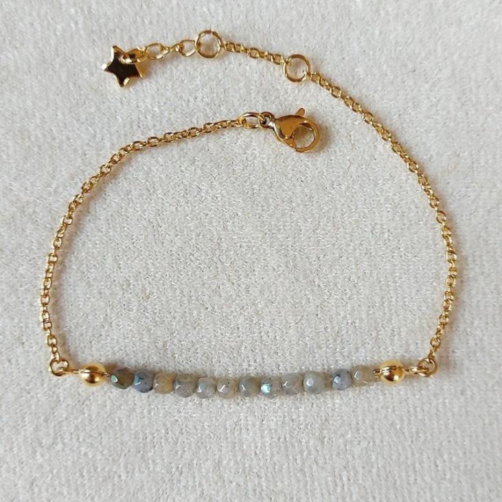 Bracelet chaîne dorée et rangée de perles de Labradorite