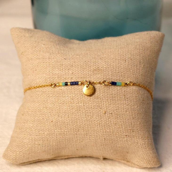 Bracelet MICKY en chaîne dorée et perles bleues turquoises