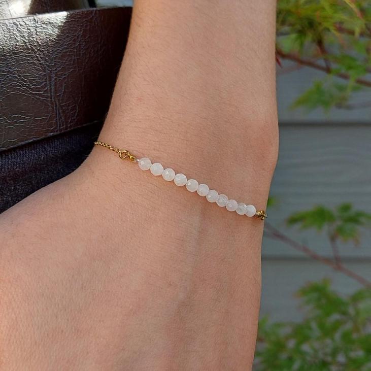 Bracelet chaîne dorée et rangée de perles en Quartz rose