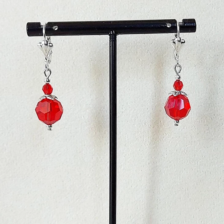 Boucles pendantes Swarovski argentées rouge