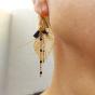Boucles d'oreilles pendantes TESS dorées et noires avec feuille filigranée