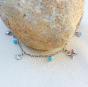 Chaîne de cheville en chaîne argentée et perles turquoises